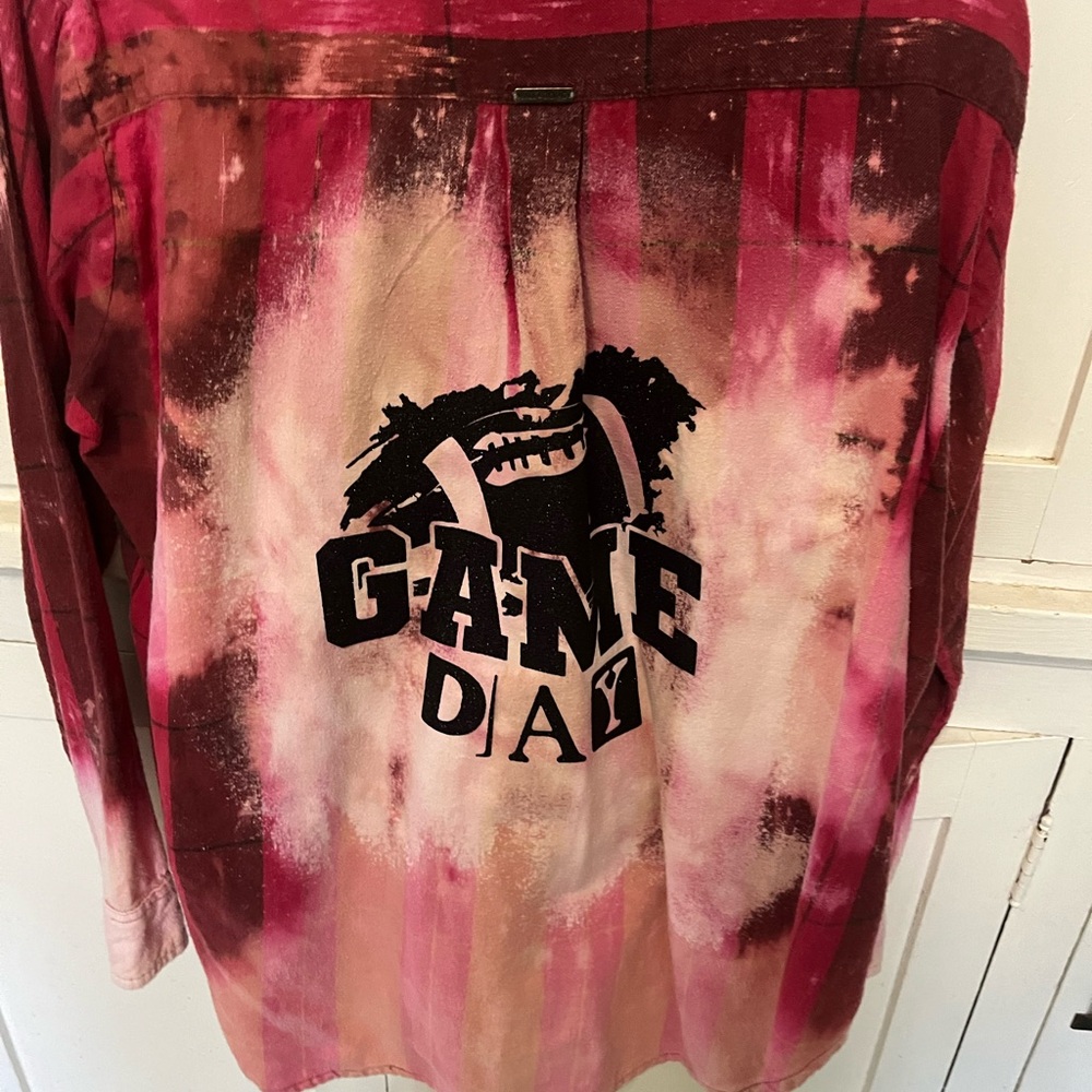 Bleached flannel Red and black
Billabong Brand
Hand bleached with Game Day decal